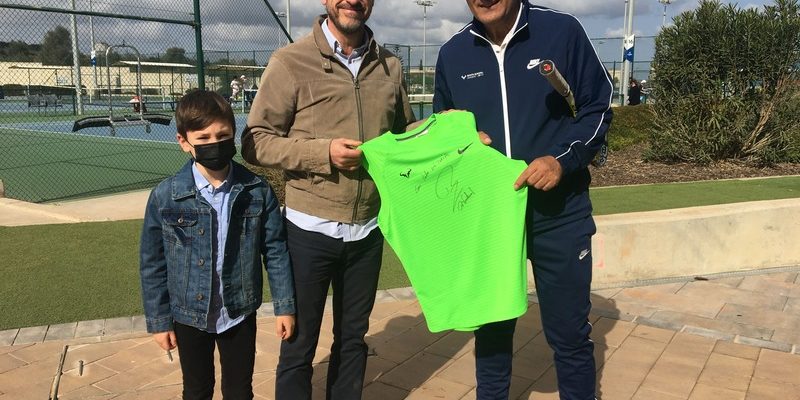 Acto de entrega camiseta de Rafa Nadal firmada para Resipralia con Toni Nadal