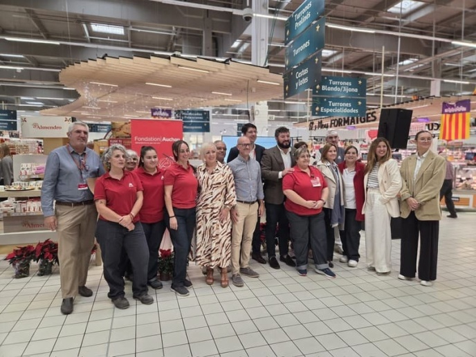 Alcampo con autoridades y personal